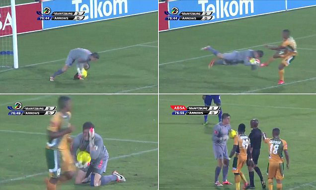 Kiper Bokis, Pura-pura Jatuh Ditendang Lawan tapi Dicuekin Wasit